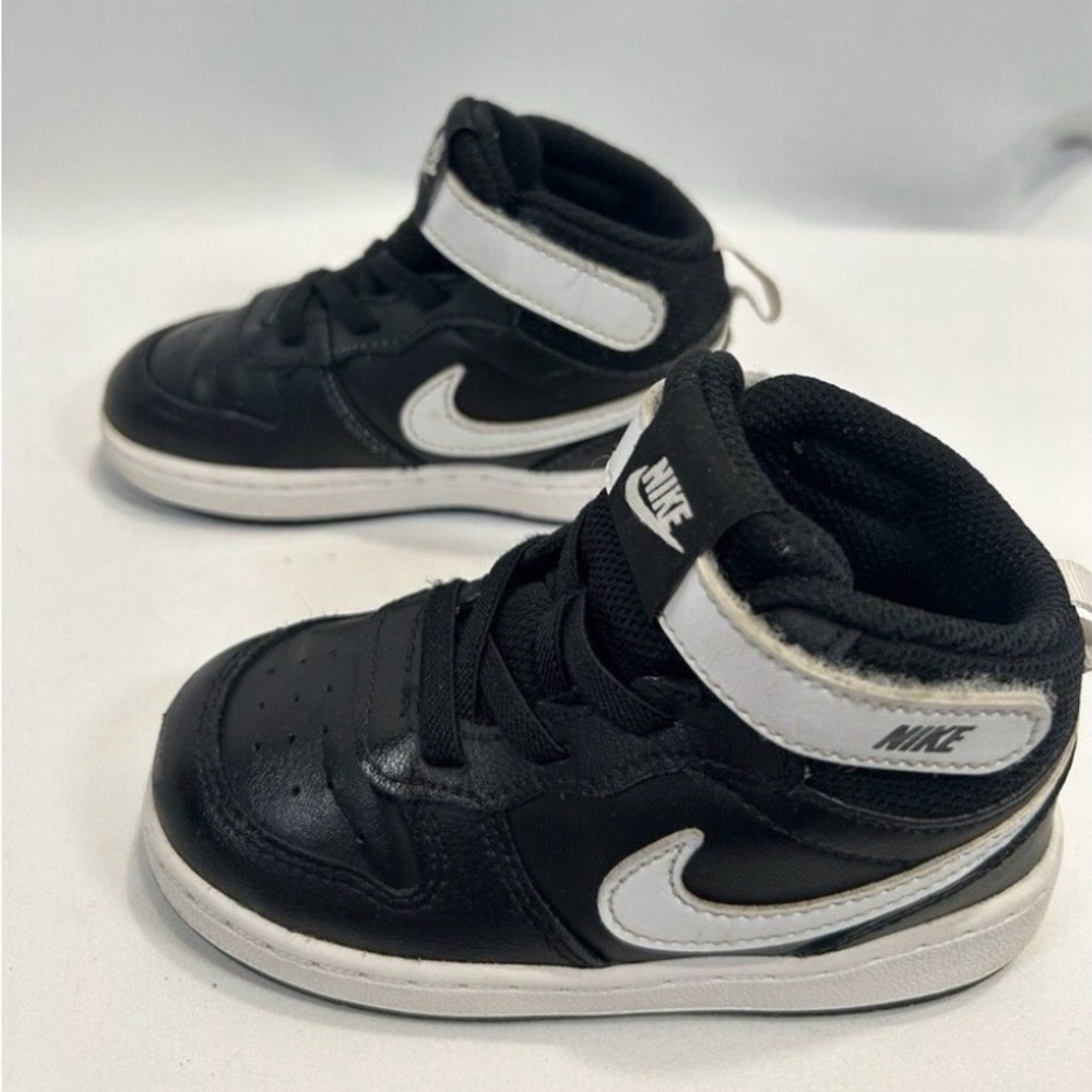NIKE INFANT COURT BOROUGH MID 2 BLACK/ WHITE Size 8C